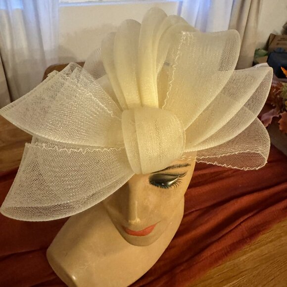 Vintage Ivory Sculpted Mesh Fascinator Hat Gold Beads Derby Tea Party Church - Picture 3 of 5